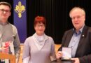 Ehrung für Reiner Karbowski: Die Ehrenplakette in Gold für ein halbes Jahrhundert Engagement im Deutschen Stenografenbund