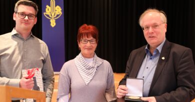 Ehrung für Reiner Karbowski: Die Ehrenplakette in Gold für ein halbes Jahrhundert Engagement im Deutschen Stenografenbund
