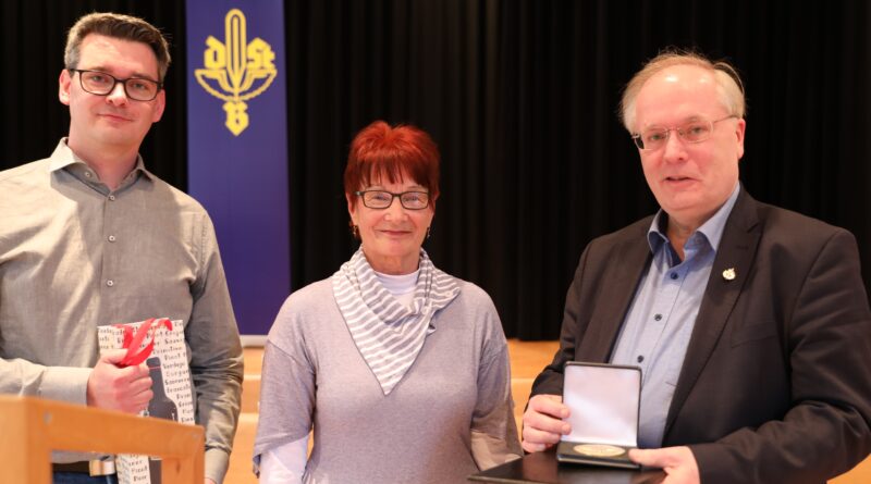 Ehrung für Reiner Karbowski: Die Ehrenplakette in Gold für ein halbes Jahrhundert Engagement im Deutschen Stenografenbund